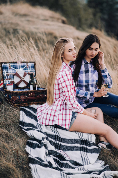 A piknik-hegység gyönyörű lányok - Fotó, kép