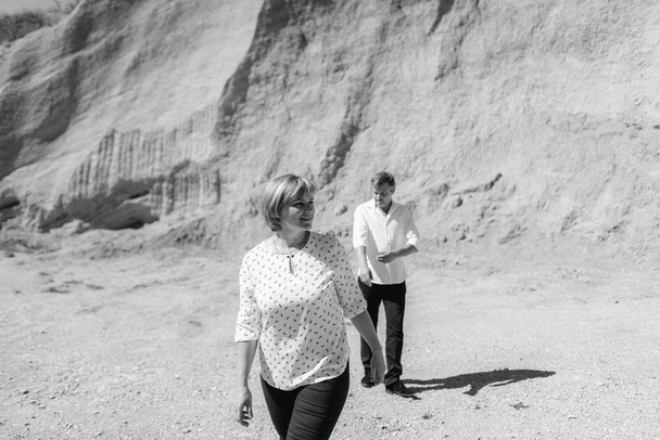pareja de mediana edad camina cerca de los acantilados
 - Foto, imagen