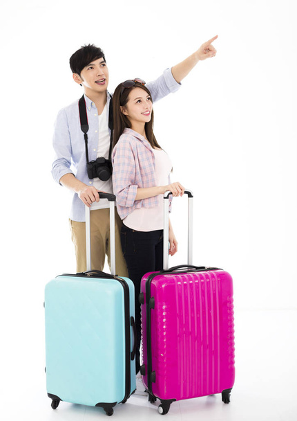 счастливая молодая пара с чемоданом собирается в отпуск
 - Фото, изображение