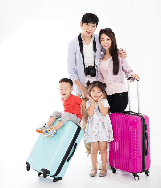 ευτυχισμένη οικογένεια με βαλίτσα πηγαίνοντας για διακοπές - Φωτογραφία, εικόνα
