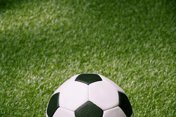 μπάλα ποδοσφαίρου στο γήπεδο ποδοσφαίρου πράσινο - Φωτογραφία, εικόνα