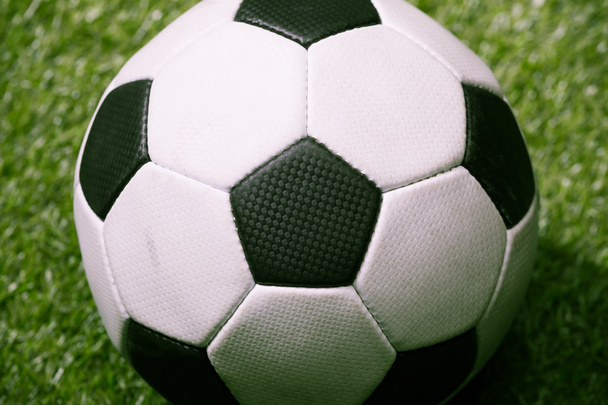 ballon de football sur terrain de football vert
 - Photo, image