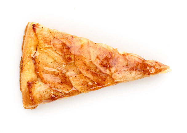 Close-up de uma única fatia de torta de maçã isolada em branco. Vista de cima
 - Foto, Imagem
