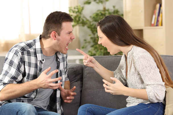 Couple arguing and screaming each other - Foto, imagen