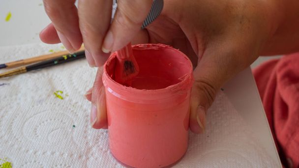 Γυναικεία χέρια ζωγραφική πολυμερικό πηλό. Χειροποίητο εργαστήριο σύνθεση από πηλό, χάντρες, εργαλεία και χρώμα - Φωτογραφία, εικόνα