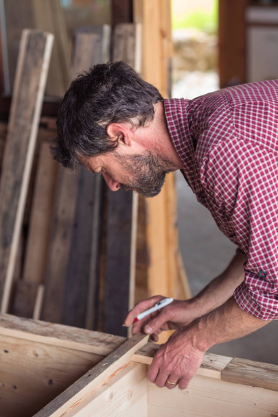 Плотник, работающий на деревянной мебели
 - Фото, изображение
