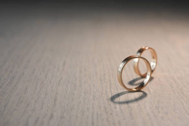 Dos anillos de boda sobre fondo de madera
 - Foto, imagen