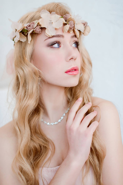фотографія молодої блондинки в вінку з квітами, весняний ніжний і романтичний портрет, модний ретуш
 - Фото, зображення