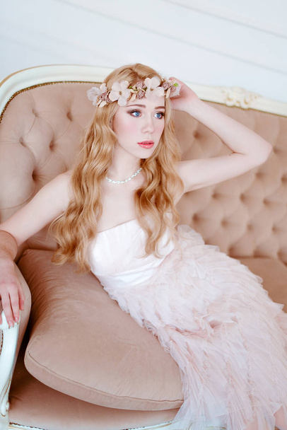 foto de jovem loira vestindo grinalda de flores, primavera macia e retrato romântico, moda retocada tiro
 - Foto, Imagem