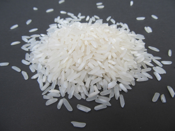 Bílá rýže na černém pozadí. - Fotografie, Obrázek