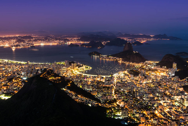 Vista nocturna de Río de Janeiro
 - Foto, imagen