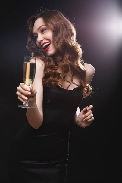 Alegre atractiva joven bebiendo champán y divirtiéndose
 - Foto, imagen