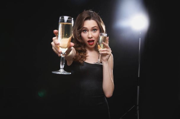 Щаслива жінка з червоними губами дає вам келих шампанського
 - Фото, зображення