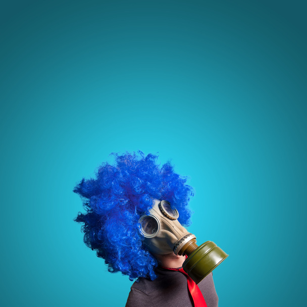 man with blue wig and gas mask - Foto, afbeelding