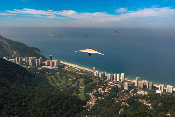 Планёр над побережьем Рио-де-Жанейро
 - Фото, изображение