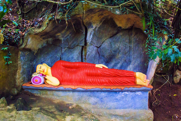 Bir taş yalancı bir uyku Buda heykeli mağara Sri Lanka - Fotoğraf, Görsel