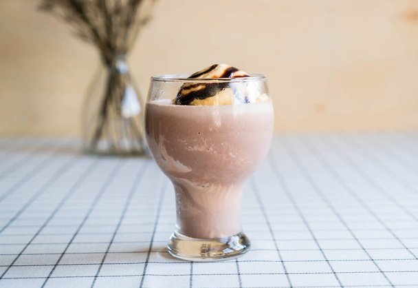 chocolate frappe with vanilla ice-cream - Foto, imagen