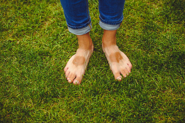 Ноги чоловіка з нерівним засмагою
 - Фото, зображення