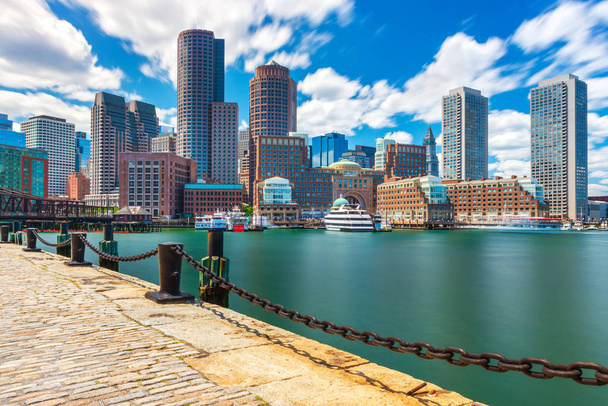 ボストンの街並み、晴れた日のダウンタウン、マサチューセッツ州、米国の港からの眺め - 写真・画像