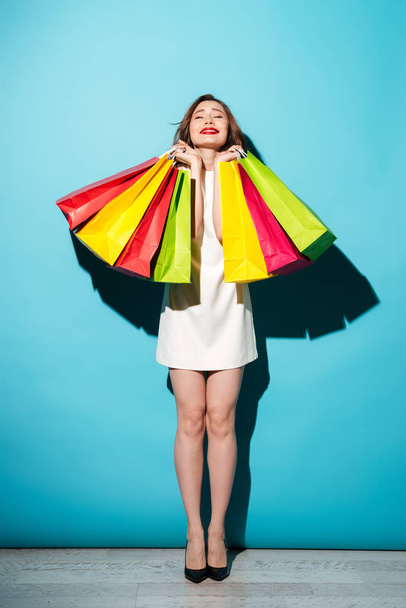 Portrait d'une fille heureuse tenant des sacs colorés
 - Photo, image