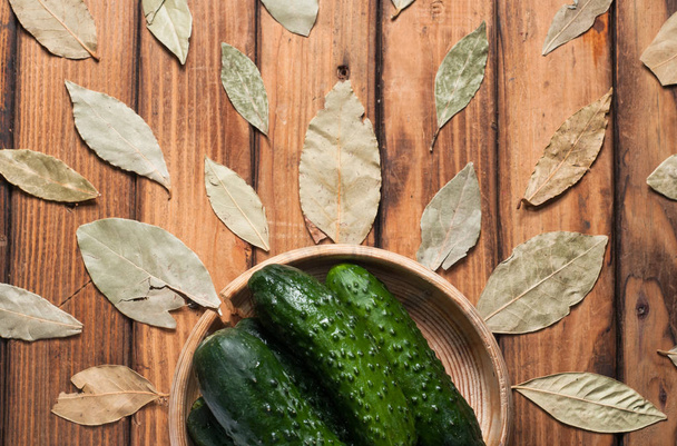 A bowl of green cucumbers - Фото, зображення