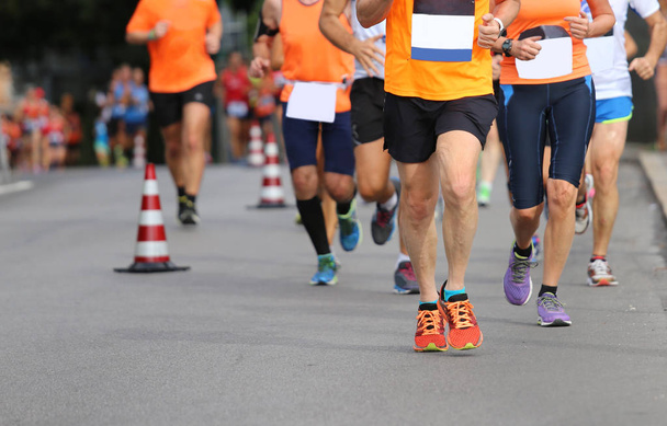 спортсмены бегут марафон по городской дороге без логотипов
 - Фото, изображение