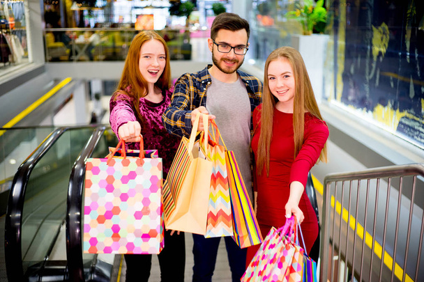 Friends shopping in mall - Fotoğraf, Görsel