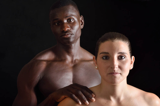 портрет пары смешанной расы на черном
 - Фото, изображение