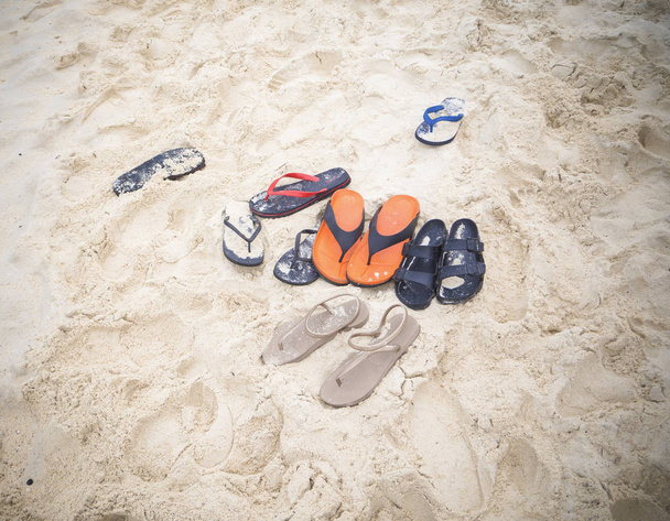 Куча обуви на пляже
 - Фото, изображение