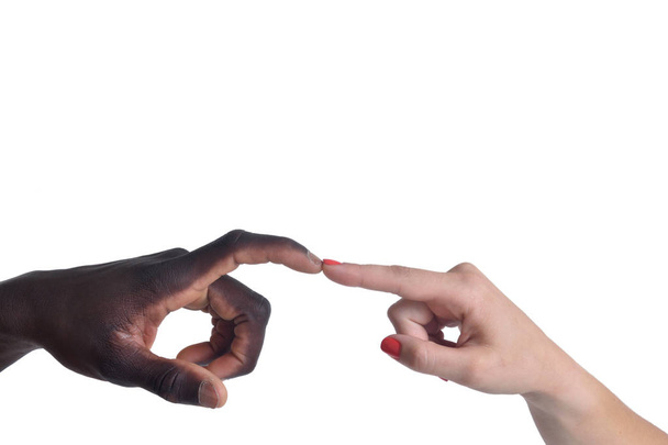 Une main caucasienne et une main africaine sur fond blanc
 - Photo, image