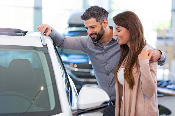 Young couple buying a car - Foto, afbeelding