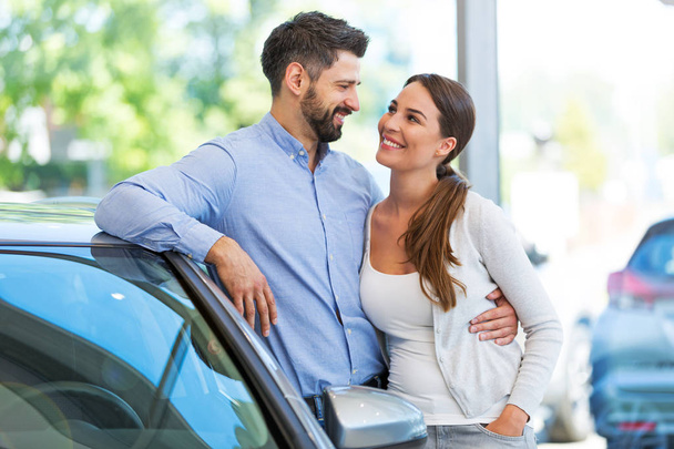 Young couple buying a car - Fotografie, Obrázek