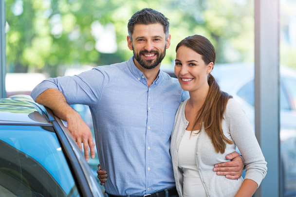 Young couple buying a car - Foto, Imagen