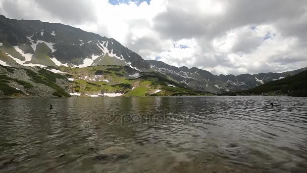Gyönyörű tó Tátra alatt a nyári nap - Felvétel, videó