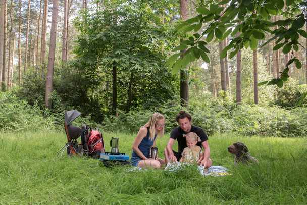 Backpackers family dining in nature - Foto, Imagem