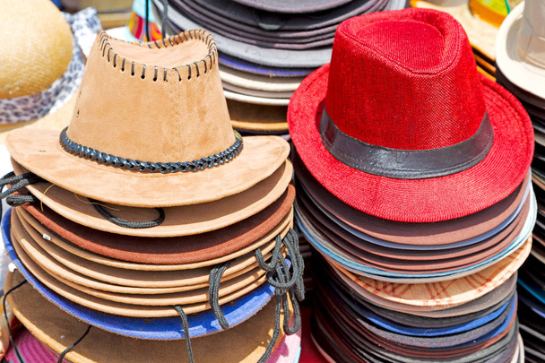 v staré trhu spousta kolorovaný klobouky  - Fotografie, Obrázek