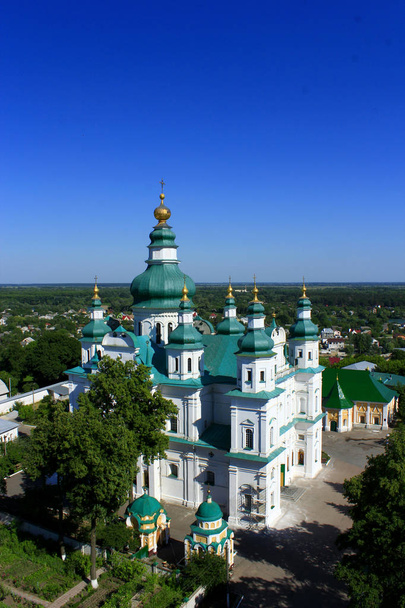 Troitskyi klooster uit de hoogte van de vlucht van vogels in Chernihiv - Foto, afbeelding