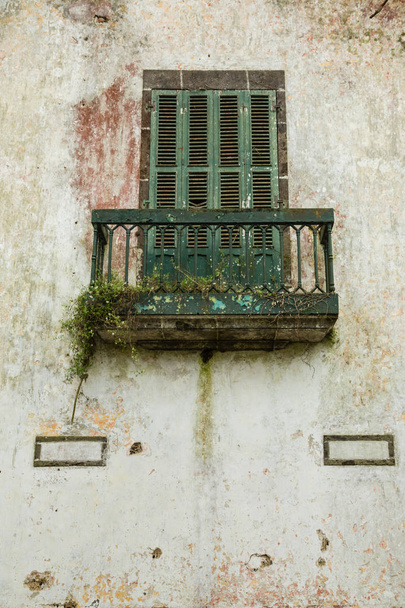 Ruinas de una casa abandonada en Sao Rogue en Sao Miguel
 - Foto, imagen