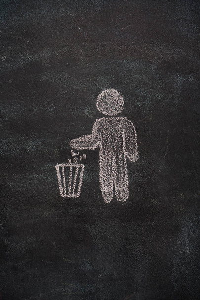 Trash bin with human symbol on black chalkboard - Fotografie, Obrázek