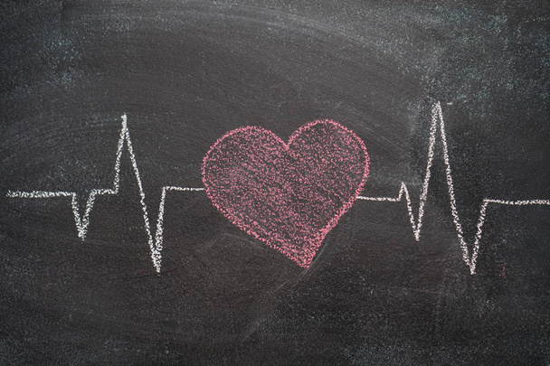 Herzschlagcharakter und Design auf schwarzer Tafel - Foto, Bild
