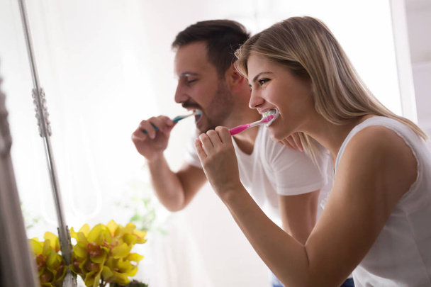 Attractive couple washing teeth - Foto, immagini