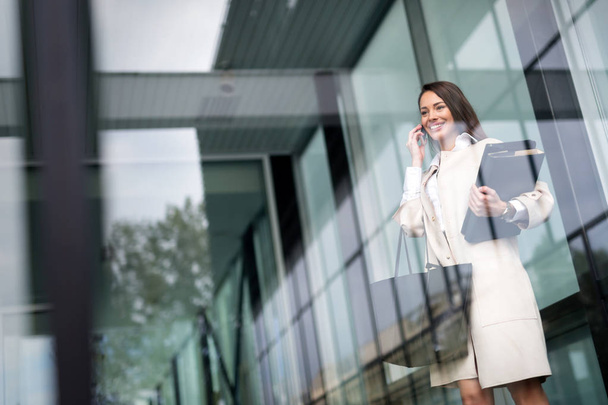 businesswoman talking on cellphone - Фото, изображение