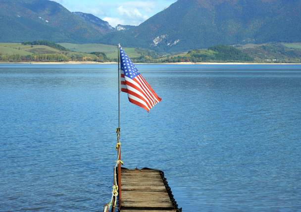 vlajka USA poblíž jezera - Fotografie, Obrázek