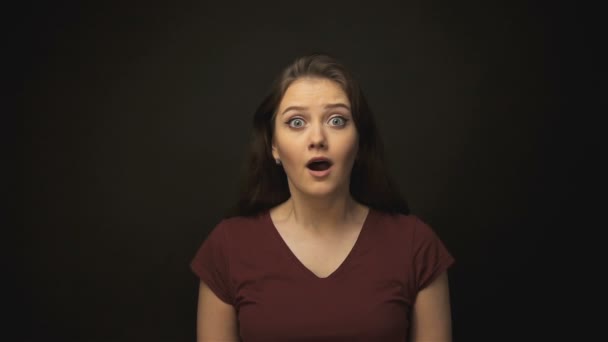 Vyděšená mladá bruneta žena - Záběry, video
