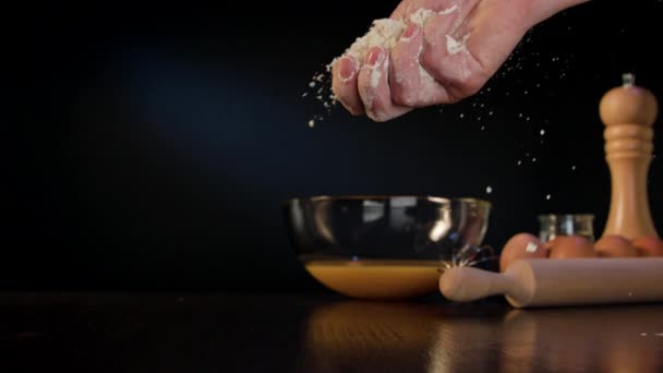Ręka rozlania mąki na stole - Materiał filmowy, wideo