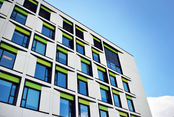 Bâtiment moderne. Immeuble de bureaux moderne avec façade en verre
. - Photo, image