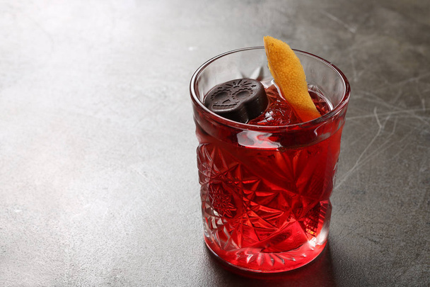 Negroni in a glass beaker with a slice of orange. Close up - Foto, Imagen