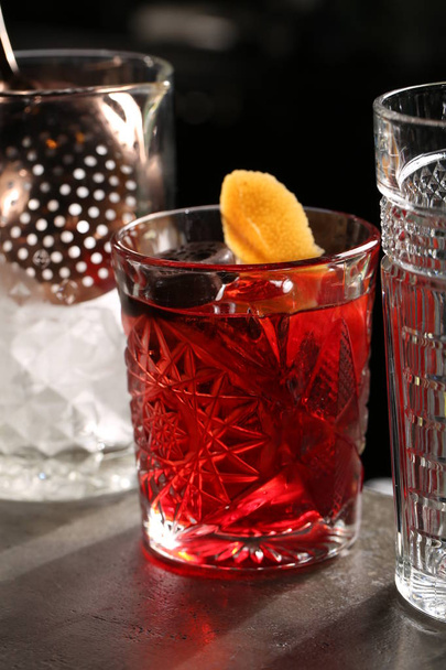 Glass of Negroni between two drinks. Close up - Foto, Imagen