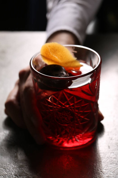 Negroni in the hand. Close up - Foto, afbeelding