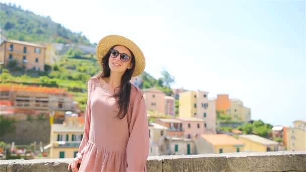 Hermosa mujer en vacaciones europeas en la ciudad vieja de Liguria, Italia
 - Metraje, vídeo